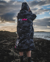 Dryrobe Advance - Long Sleeve - Black Camouflage/Pink